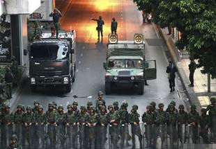 泰国民众与军方冲突照片