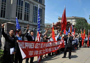 美华人在菲驻美使馆前示威 要其撤出黄岩岛